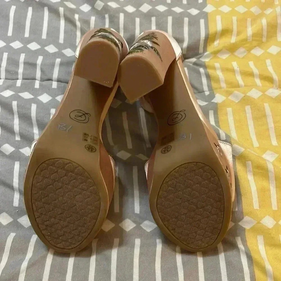 Chinese Laundry Platforms - Picture 5 of 13